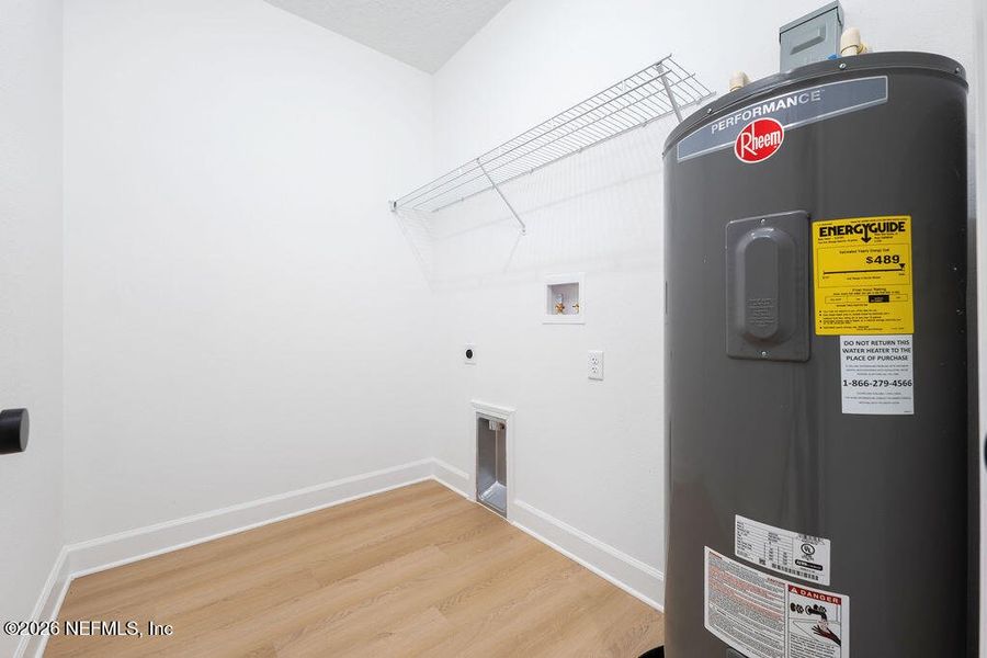 Spacious, unfurnished interior of a new home in , Middleburg (Image 10).