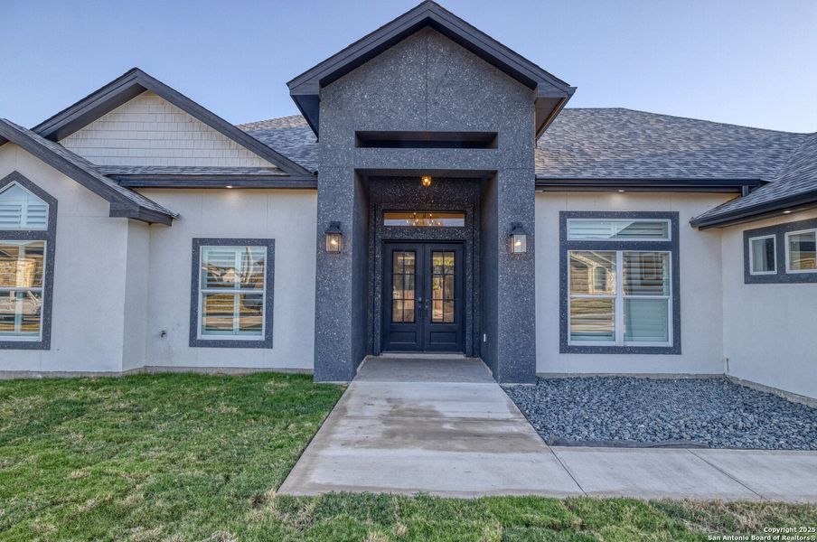 Exterior details and patio area of a home in , Uvalde (Image 4).