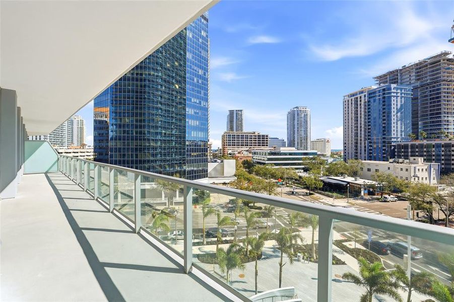 Condo located in St. Petersburg, FL showcasing its design and architecture (Image 38).