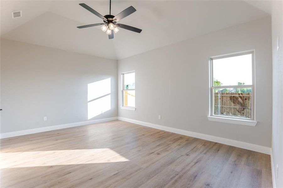 Spacious, unfurnished interior of a new home in , Tolar (Image 16).