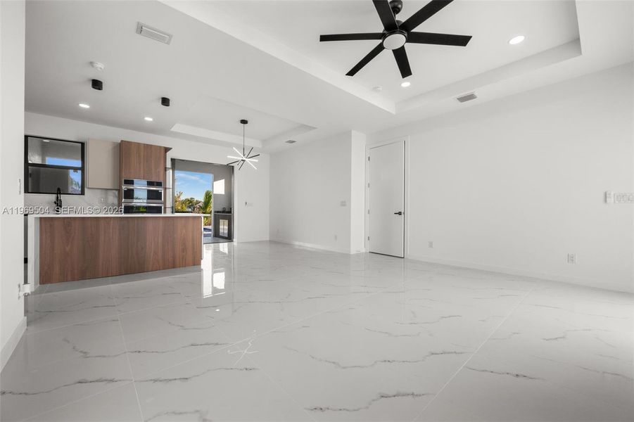Spacious, unfurnished interior of a new home in , Cape Coral (Image 17).