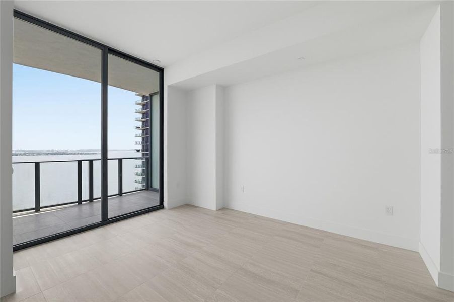 Spacious, unfurnished interior of a new home in , Tampa (Image 25).