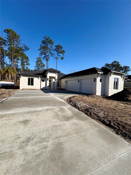 Exterior details and patio area of a home in , Palm Coast (Image 4).