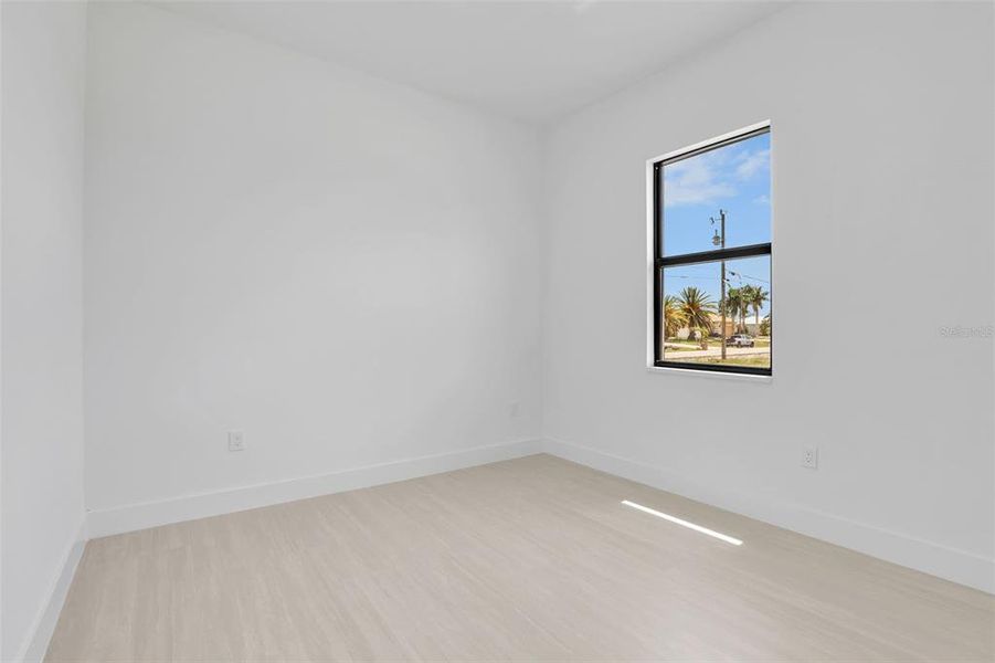 Spacious, unfurnished interior of a new home in , Cape Coral (Image 23).