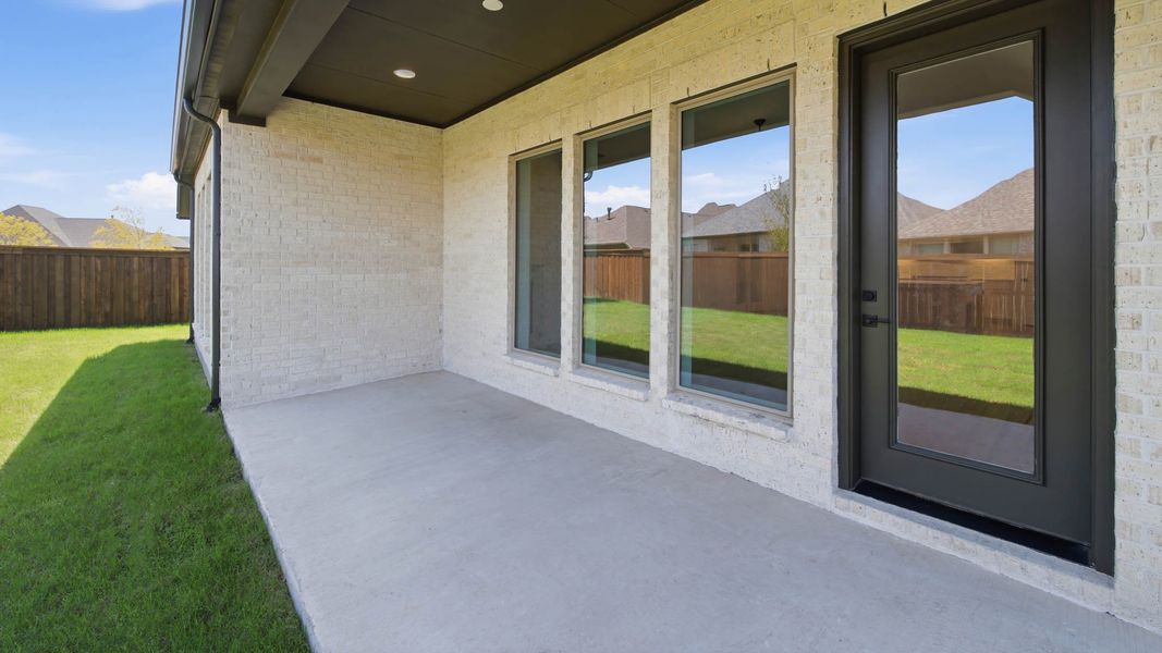 Exterior details and patio area of a home in Hillstead, Lavon (Image 4).
