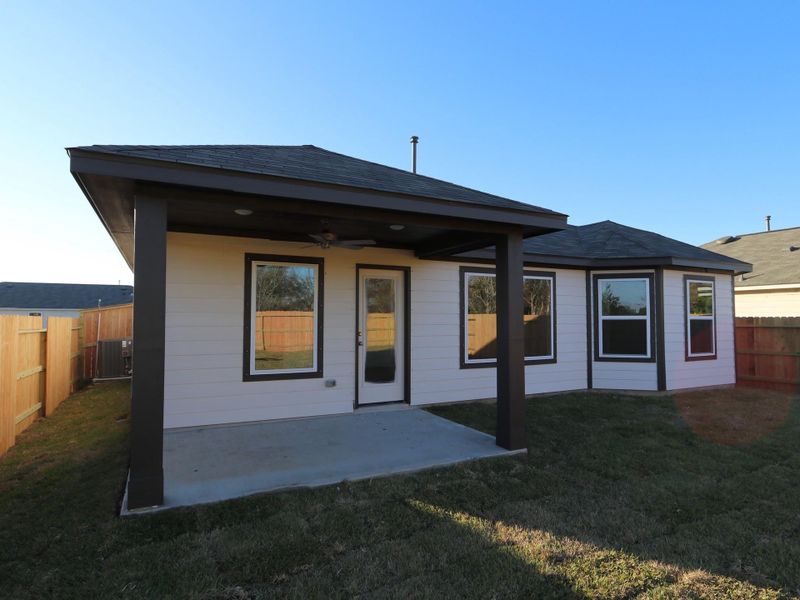 Exterior details and patio area of a home in Ambrose, La Marque (Image 3).