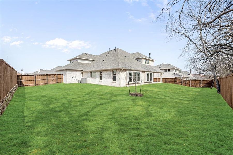 Exterior details and patio area of a home in Rockwood, Mansfield (Image 26).