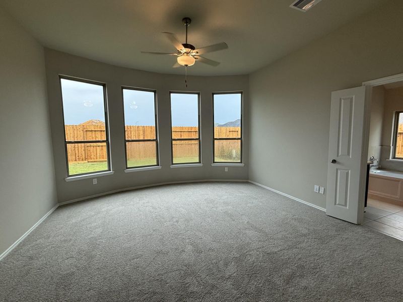 Spacious, unfurnished interior of a new home in Valencia, Manvel (Image 11).