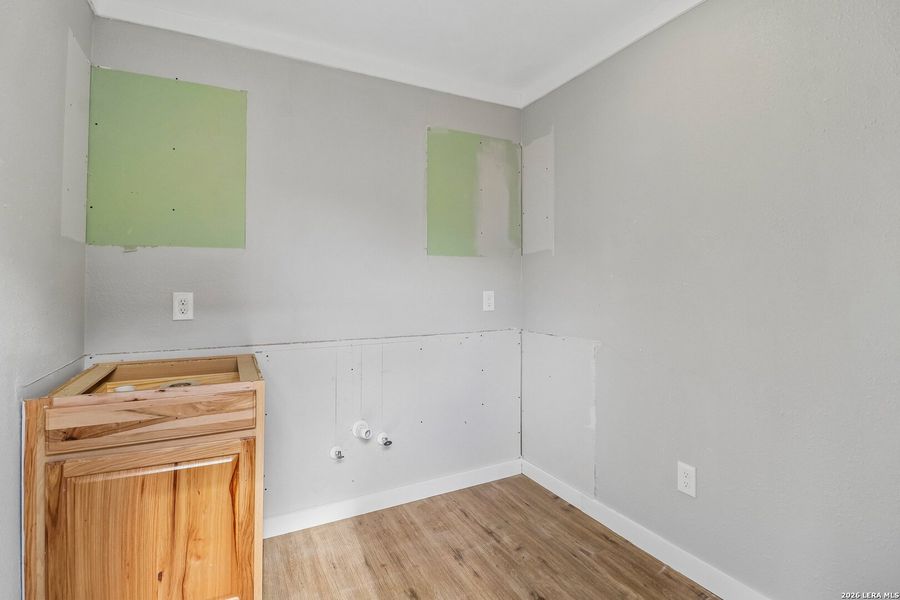 Spacious, unfurnished interior of a new home in , Bandera (Image 13).
