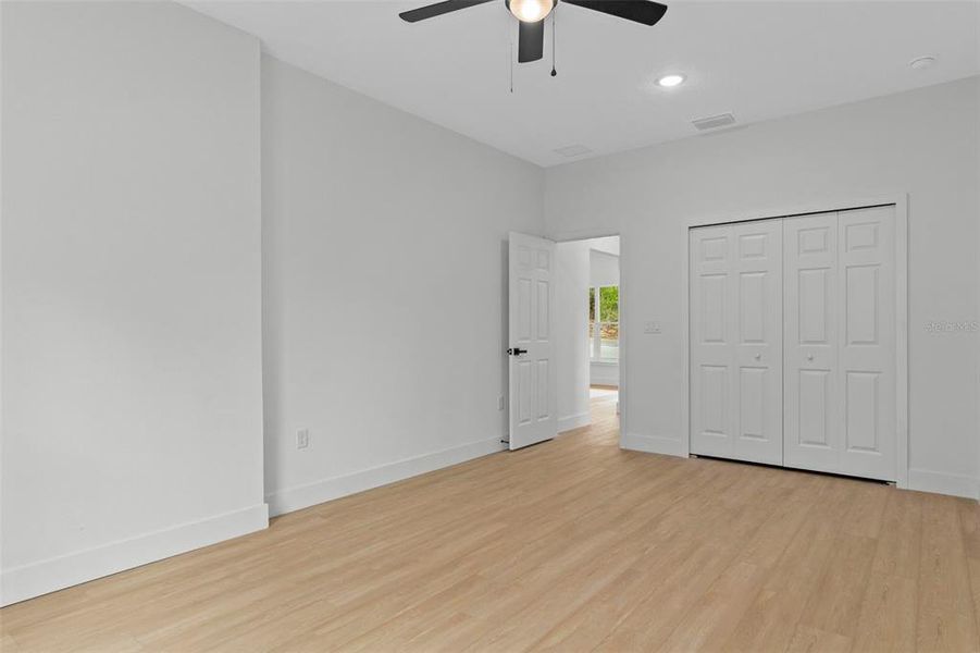 Spacious, unfurnished interior of a new home in , Citrus Springs (Image 25).