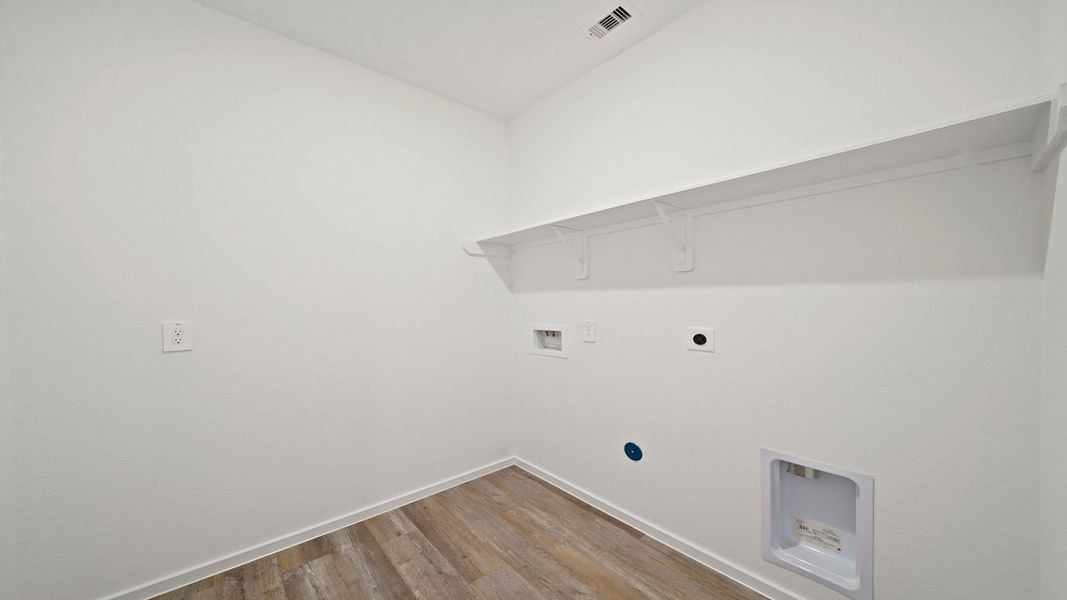 Spacious, unfurnished interior of a new home in Sunterra Lakes, Katy (Image 20). Spacious, unfurnished interior of a new home in Sunterra Lakes, Katy (Image 20).