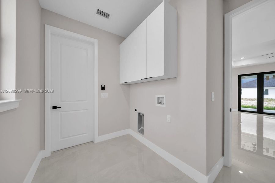 Spacious, unfurnished interior of a new home in , Lehigh Acres (Image 12).