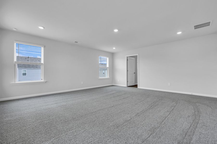 Spacious, unfurnished interior of a new home in Carolina Groves, Moncks Corner (Image 26).
