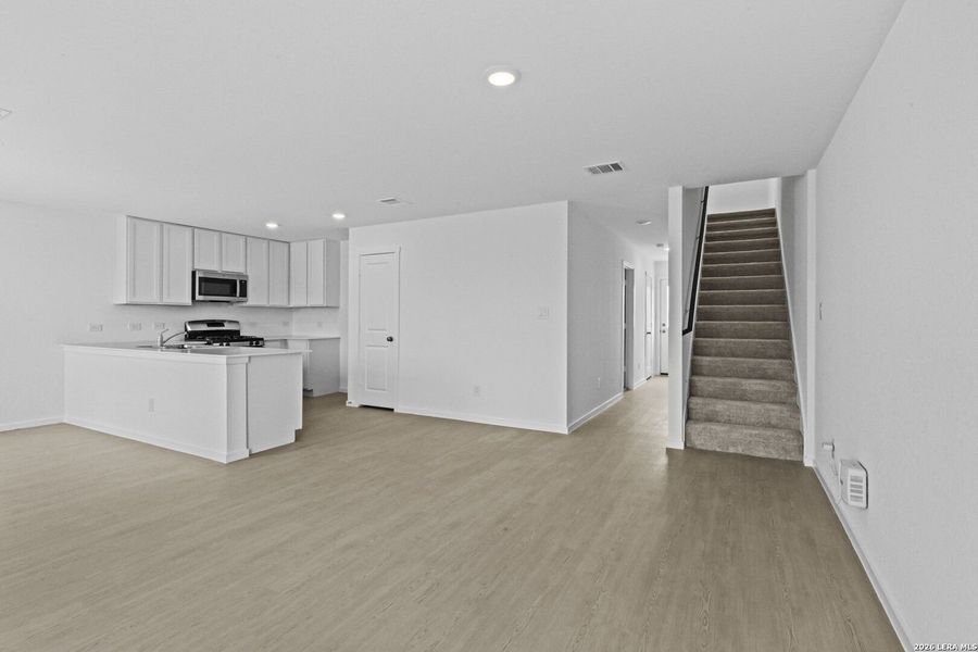 Spacious, unfurnished interior of a new home in Spring Grove, St. Hedwig (Image 14).