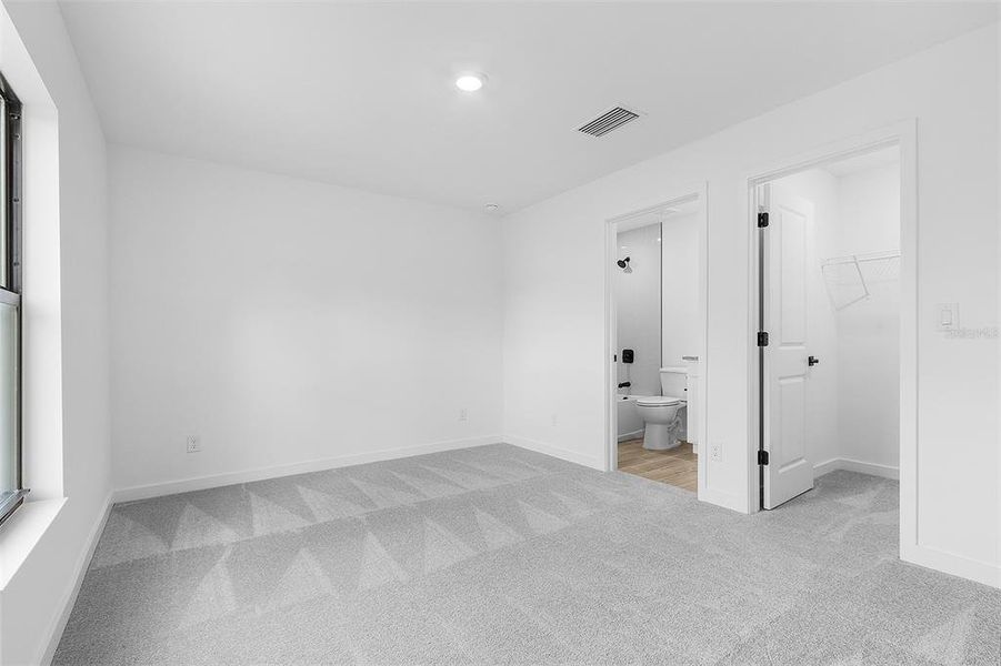 Spacious, unfurnished interior of a new home in Port Charlotte, North Port (Image 12).