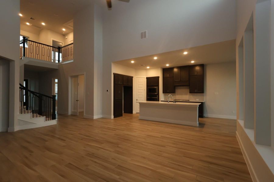 Spacious, unfurnished interior of a new home in Oakhill Reserve, Tomball (Image 7).