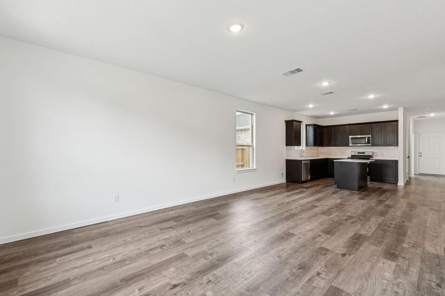 Spacious, unfurnished interior of a new home in River Ranch, Dayton (Image 27).