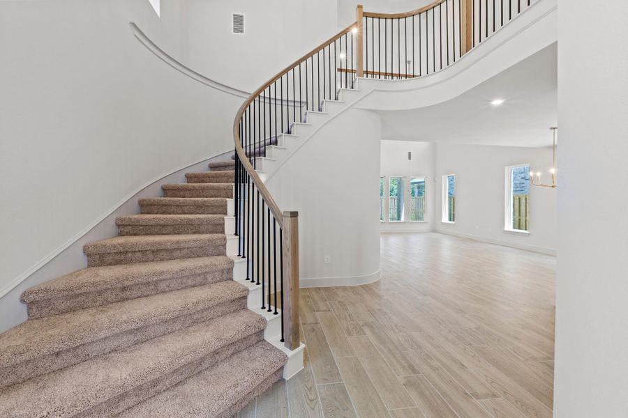 Spacious, unfurnished interior of a new home in Parmer Ranch, Georgetown (Image 14).