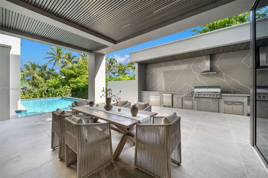 Exterior details and patio area of a home in , Miami (Image 15).