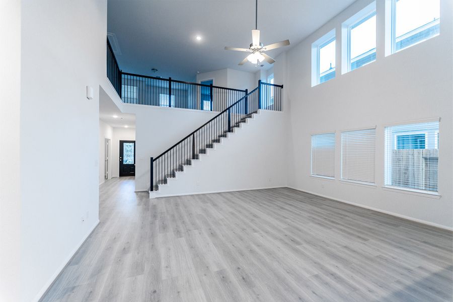 Spacious, unfurnished interior of a new home in Caney Mills, Conroe (Image 23).