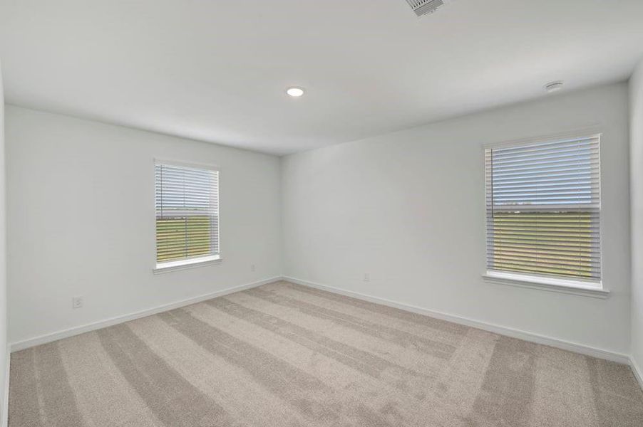 Spacious, unfurnished interior of a new home in Grand Oaks, Mont Belvieu (Image 11).