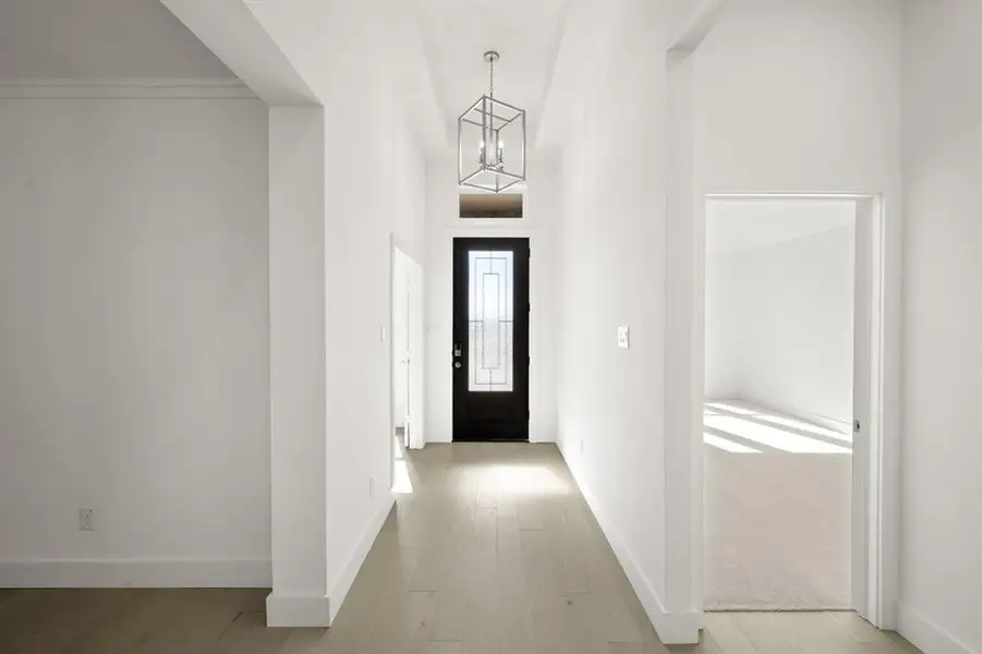Spacious, unfurnished interior of a new home in High Country, Burleson (Image 16).