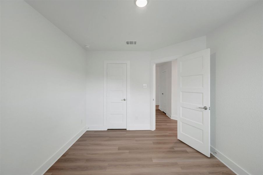 Spacious, unfurnished interior of a new home in Hallimore Ranch, Rosenberg (Image 28).