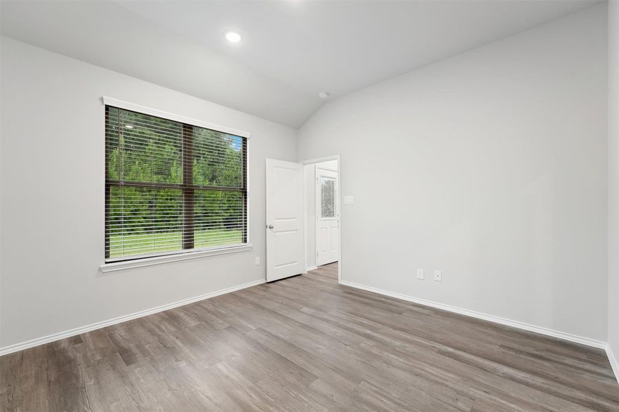 Spacious, unfurnished interior of a new home in , Lufkin (Image 16).