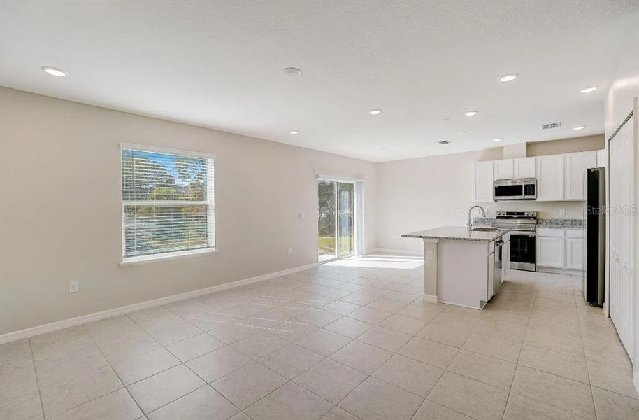 Spacious, unfurnished interior of a new home in Royal Highlands, Weeki Wachee (Image 16).