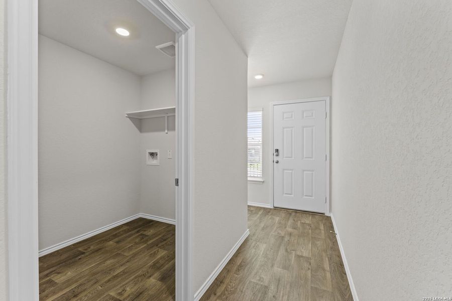 Spacious, unfurnished interior of a new home in Laurel Vistas, San Antonio (Image 12).