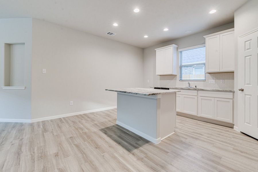 Representative furnished interior of a home built from the Floor Plan 1784 by Colina Homes in River Ranch, Dayton (Image 10).