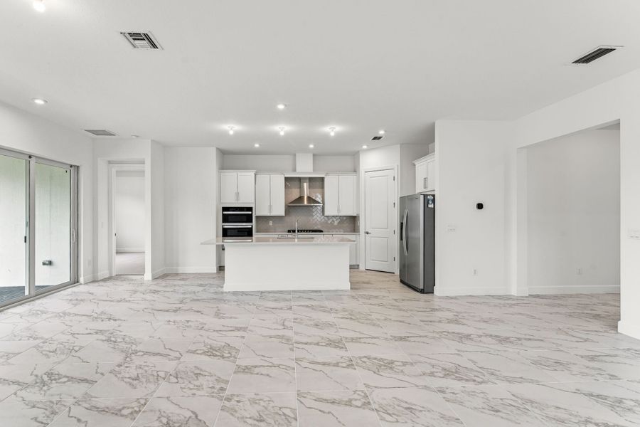 Spacious, unfurnished interior of a new home in Tradition, Port St. Lucie (Image 8).