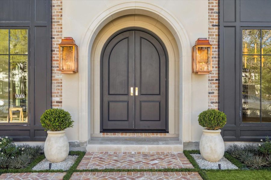 Exterior details and patio area of a home in , Houston (Image 32).