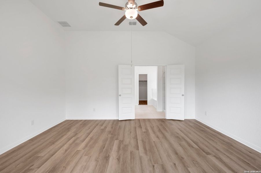 Spacious, unfurnished interior of a new home in Mesquite Ridge, San Antonio (Image 32).
