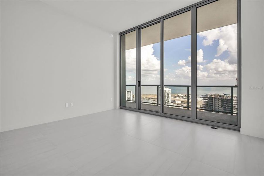 Spacious, unfurnished interior of a new home in , St. Petersburg (Image 26).