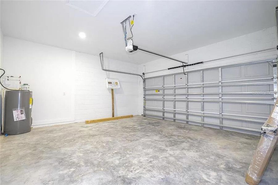 Spacious, unfurnished interior of a new home in , Citrus Springs (Image 14).