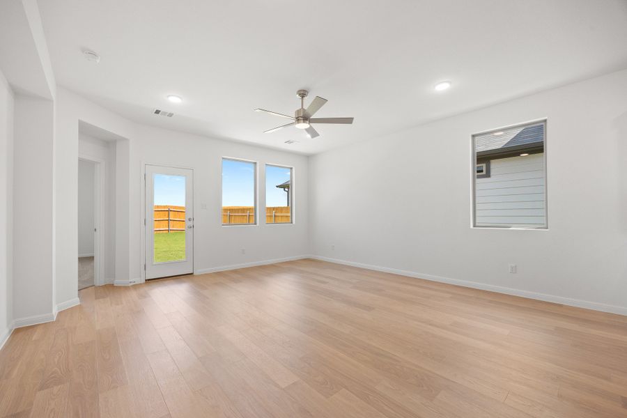 Spacious, unfurnished interior of a new home in Trinity Ranch, Elgin (Image 16).