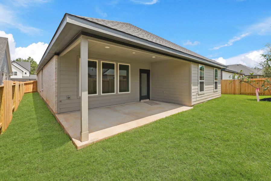 Front exterior of a new home in Silverthorne, Conroe, TX, highlighting curb appeal (Image 13).