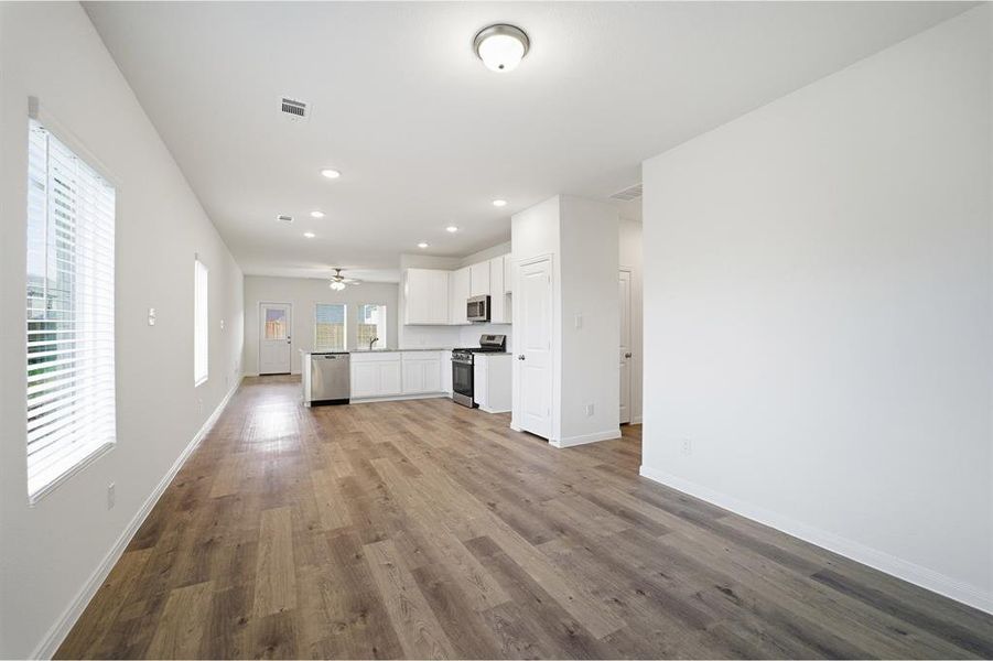 Spacious, unfurnished interior of a new home in Westridge, McKinney (Image 10).