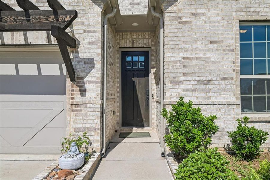Exterior details and patio area of a home in Ridge Crossing, Waxahachie (Image 24).