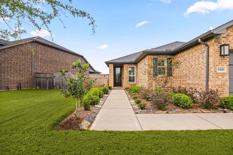 Exterior details and patio area of a home in Bonterra at Cross Creek Ranch 45s - Age 55+, Fulshear (Image 25).
