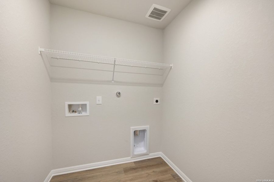 Spacious, unfurnished interior of a new home in Mesquite Ridge, San Antonio (Image 17).