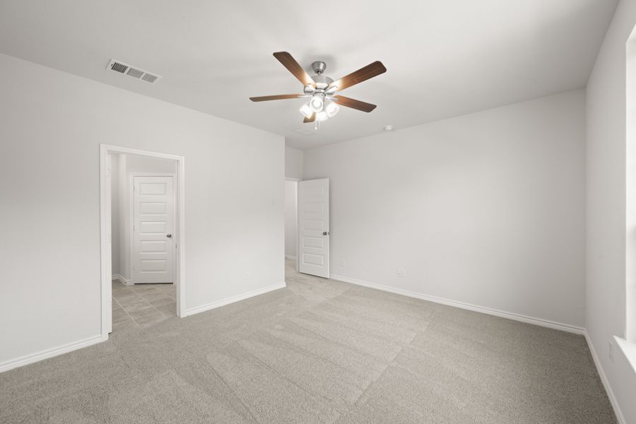 Spacious, unfurnished interior of a new home in Eagle Cove, Denton (Image 22).