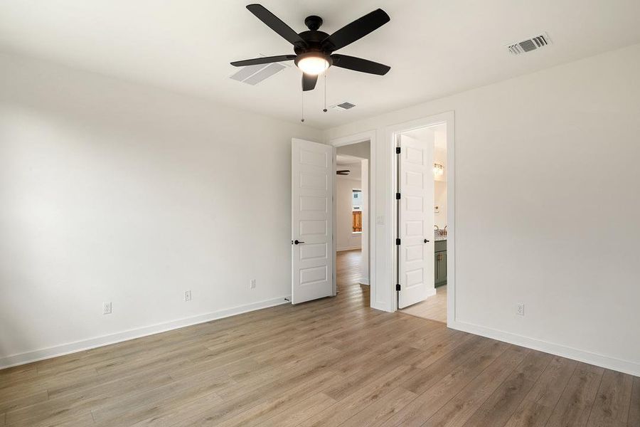 Spacious, unfurnished interior of a new home in Heritage, Dripping Springs (Image 30).