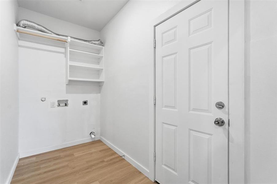 Spacious, unfurnished interior of a new home in , Gun Barrel City (Image 21).