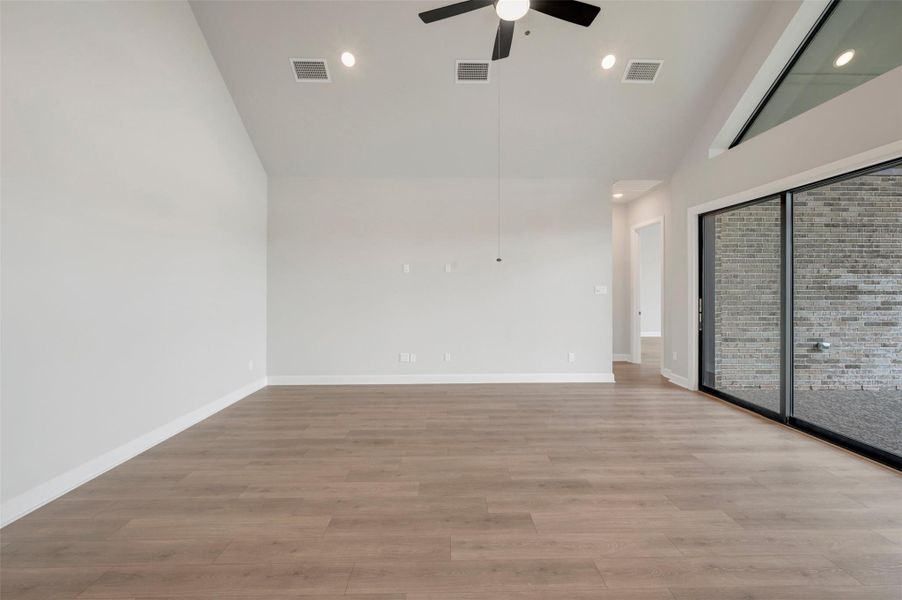 Spacious, unfurnished interior of a new home in Harvest Green 65', Richmond (Image 19).