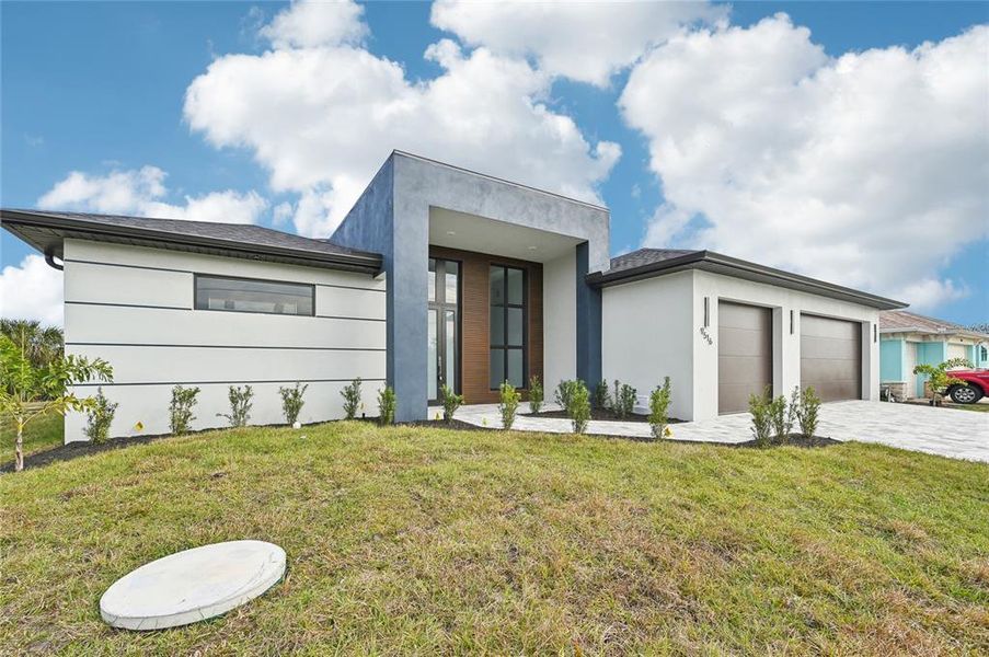 Exterior details and patio area of a home in , Port Charlotte (Image 29).