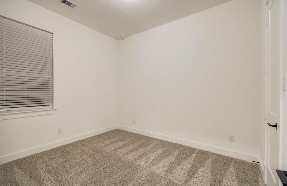 Spacious, unfurnished interior of a new home in Blue Heron, Mont Belvieu (Image 17).