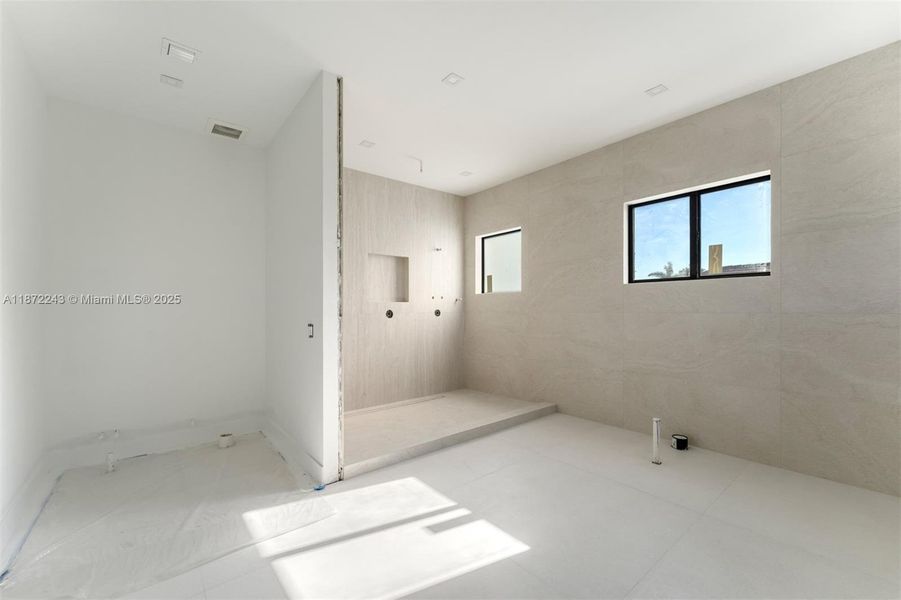 Spacious, unfurnished interior of a new home in , Miami (Image 10).