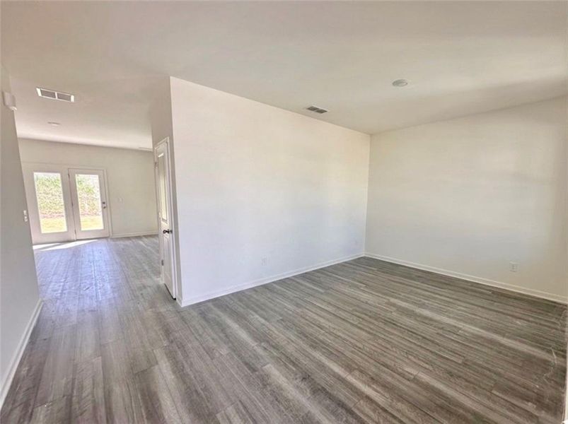 Spacious, unfurnished interior of a new home in Mt. Tabor Ridge, Dallas (Image 16).